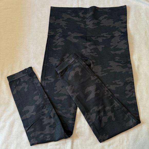 SPANX Pants - Spanx Large Look At Me Now Camo Seamless Leggings Camouflage